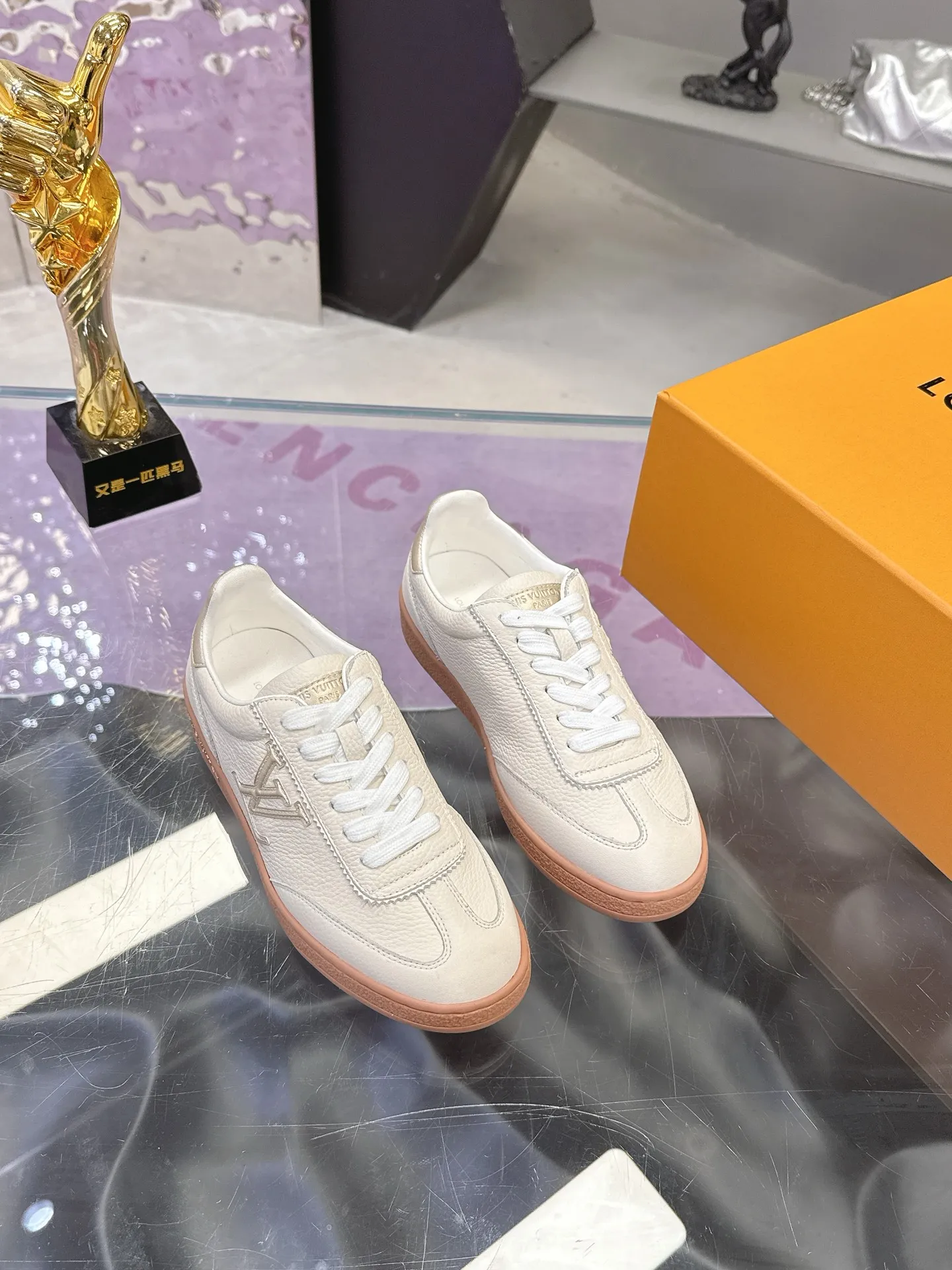 Men's shoes: 660💰 Louis Vuitton Louis Vuitton's latest biscuit shoes casual shoes ❤️Lv moral training series❤️ Many celebrity fashion bloggers planted grass. Original purchase and development. Details are completely matched. The foot feels super comfortable, retro and fashionable. The thick and light rubber combination outsole achieves a comfortable experience. Unique design. The highly recognizable logo embellishment all highlights the brand's tone. Original custom calfskin lining mixed sheepskin Original private model T men's shoes 💰pU outsole Size: 35-40